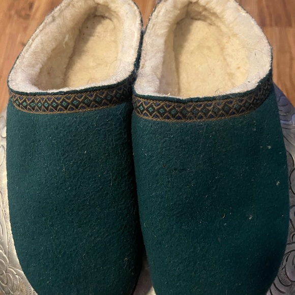 Eddie Bauer Green and Cream Women's Slippers - Picture 2 of 4